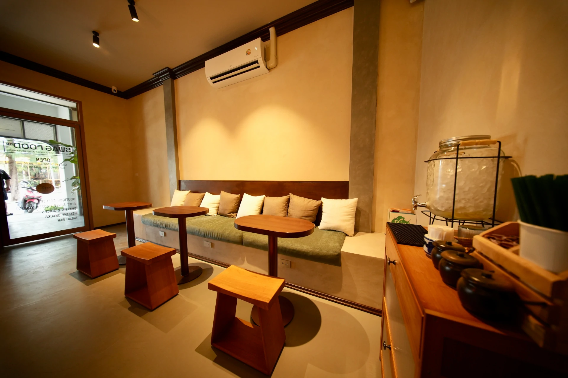 swagfoodco_sofa_2